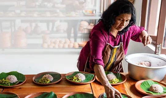 S three cafe lady plating table